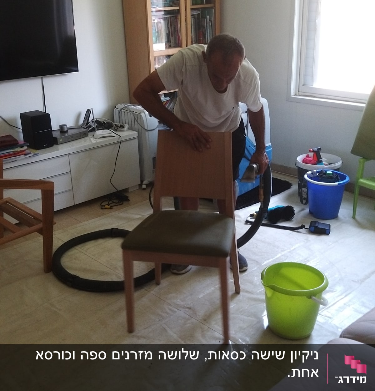 אדם מנקה ספה עם שואב אבק ודלי מים